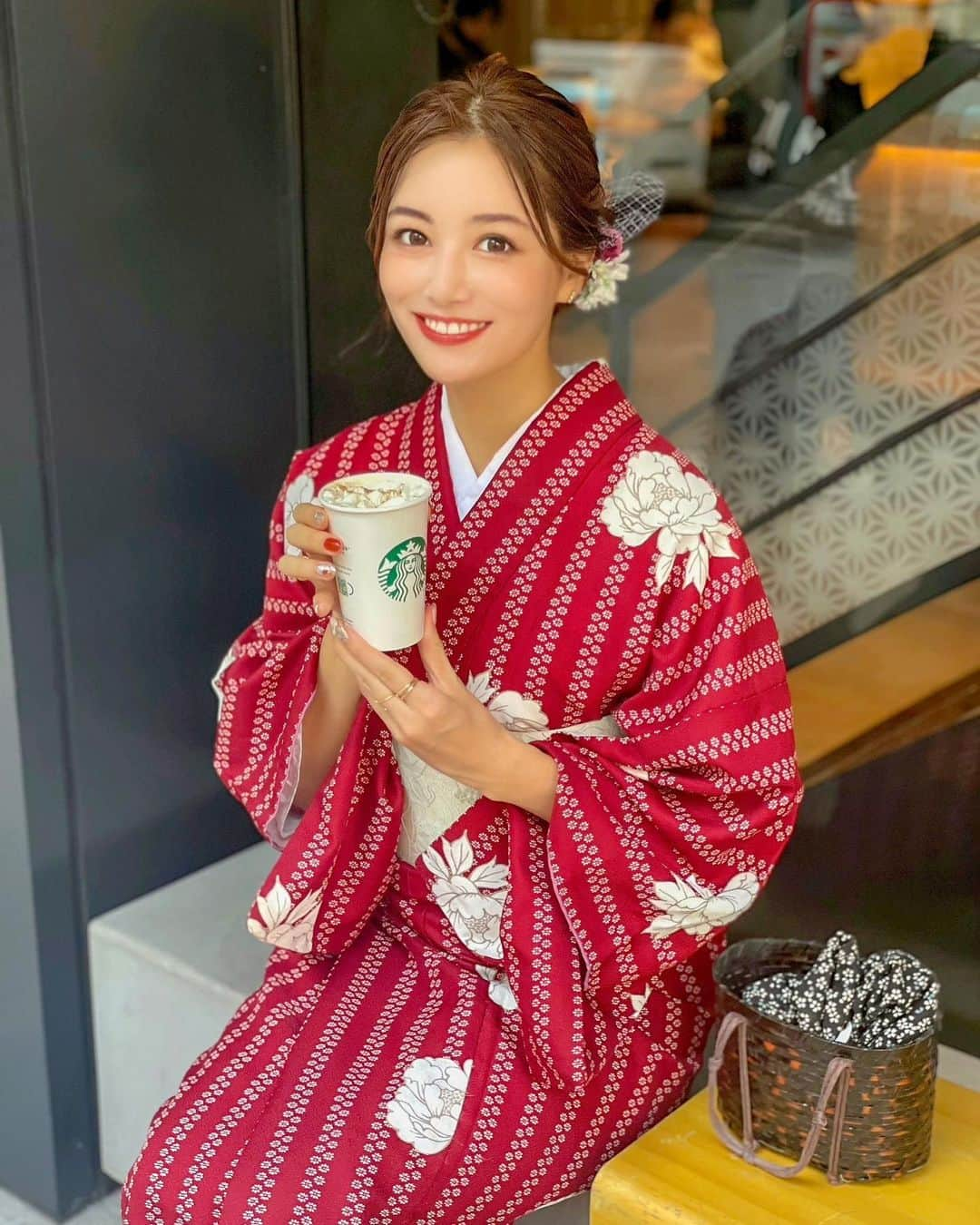 石井里奈さんのインスタグラム写真 - (石井里奈Instagram)「こんにちは💕✨ 大好きな @starbucks_j ❤ 皆さん秋の新作のラテは飲みましたか？🎃 . 🎃パンプキンスパイスラテ🎃💕 . 秋になると食べたくなるパンプキンを感じる優しいほんわかした甘いラテにホッと心落ち着くおいしいラテ☕️ . エスプレッソとミルクを合わせたラテに、パンプキンスパイスフレーバーソースを加えて、ホイップクリームとナツメグをトッピングされてるの🥺✨秋を感じる優しい味！ スパイスがまた聞いてて美味しいから是非飲んでみてほしい🤗✨ . お仕事の合間などでホッと一息にぴったりです💕 期間限定じゃなくてレギュラーメニューになったらいいのになぁ😘✨ . 飲んだら是非感想コメントに教えてね🧡 . 午後もこれ飲んで頑張っていきましょう❣️ . #スターバックス #パンプキンスパイスラテ #PSL #スタバ #starbucks #秋 #15年ぶり #PR #パンプキン #カボチャ #かぼちゃ #秋スイーツ #秋の味覚 #期間限定 #期間限定スイーツ #秋 #着物 #kimono #pumpkin #pumpkinspicelatte #ラテ #pumpkinspice #asakusa #浅草 #着物女子 #一休み #テレワーク #リラックス #癒し #優しい #autumn」9月14日 12時31分 - ri7tin1025