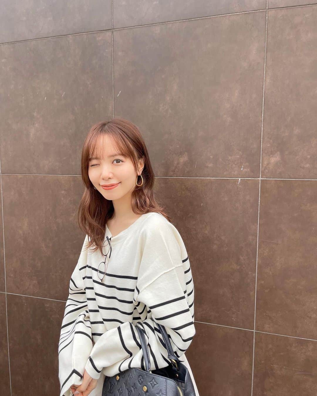 山根千佳さんのインスタグラム写真 - (山根千佳Instagram)「. . シンプルなピアス🕊 存在感はあるけど大きすぎず絶妙なサイズ！ たまごの形はお上品な感じに見えて良いね！♡  明日はNHK19:30〜 「ガッテン！」OAです🍇 観て下さると嬉しいです♡ . . #lacrime #lacrimejewelry #pierce  #cereal33 #adametrope #ootd  #fashion #ピアス #ピアスタグラム  #ゴールドアクセサリー #ゴールドピアス  #ピアス好き #ピアス好きな人と繋がりたい  #ピアスコーデ #ピアス着画 #フープピアス  #goldjewelry #hoopearrings #outfit #アダムエロペ #トップス #秋コーデ #秋服  #秋服コーデ #ボーダー #ボーダートップス #ミディアムヘア #めがね #スカート #山根千佳」9月14日 18時15分 - yamane_chika