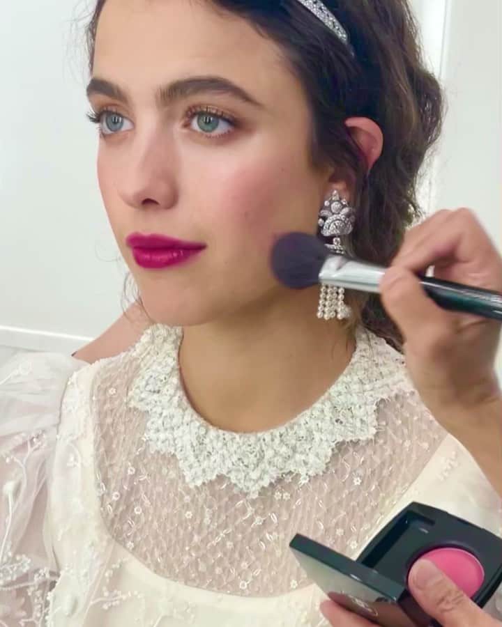 Kara Yoshimoto Buaのインスタグラム：「Love you #margaretqualley @margaretqualley 🖤#hair @mararoszak #makeupbykarayoshimotobua #metball2021 #welovecoco @welovecoco @chanel.beauty  Product Breakdown:  Skin: CHANEL Sublimage La Crème Yeux CHANEL Sublimage La Crème Corps et Décolleté CHANEL L’eau Micellaire CHANEL Huile de Jasmin   Face: CHANEL Le Correcteur de CHANEL CHANEL Les Beiges Healthy Glow Foundation in BD31 and BD41 CHANEL Joues Contraste Powder Blush in Rose Ruban CHANEL Poudre Universelle Libre Natural Finish Loose Powder in 20 CHANEL Les Beiges Sheer Healthy Glow Highlighting Fluid in Pearly Glow   Eyes: CHANEL Inimitable Mascara in Noir Brun CHANEL Les 4 Ombres in Lumières et Vibrations CHANEL Stylo Yeux Waterproof Long-Lasting Eyeliner in Brun Agapé CHANEL Les Beiges Eyeshadow Palette in Tender   Brows: CHANEL Stylo Sourcils Waterproof Defining Longwear Eyebrow Pencil in Blond Tendre CHANEL La Palette Sourcils Brow Wax and Brow Powder Duo in Medium CHANEL Le Gel Sourcils Longwear Eyebrow Gel in Brun   Lips: CHANEL Boy de CHANEL Lip Balm CHANEL Rouge Allure Laque in Tenacious CHANEL Le Crayon Lèvres in Rose Vif」