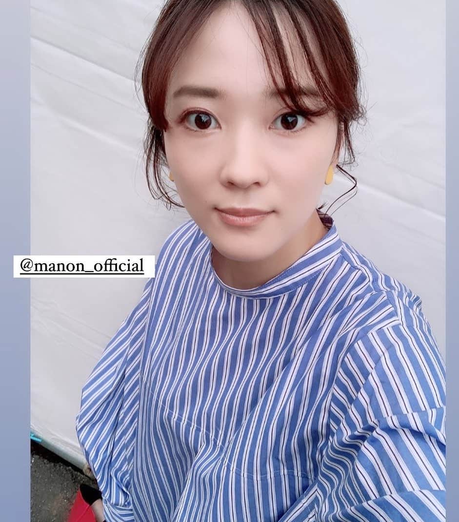のインスタグラム：「妹(@bling2sakura )に、「亜希子さん、この服似合ってます」と言われて嬉しいから、ストーリーにも載せたけれど、こちらにも載せてしまおう😳✨  私の大好きな洋服のブランド・manon(@manon_official )のストライプトップスが届きました。  これまで衣装で何度かお借りしたことがあって、そこからどの洋服もツボすぎて、ちびちび集めてます🔥  わたくし実は服飾科に通っていた過去があり、ミシンでガタガタとエプロンとか縫っていたタイプなんですね。ヘタクソだけど。  だから、縫製と生地のオタクなんですけど、manonはいずれも並外れてバランスが超良い😭  マジで可愛い…。  何年も着ていけるアイテムだと思うから、これからも少しずつ集めていきたいと思います。  大人の階段、のぼる〜♫」