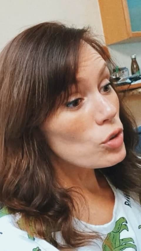 エミリー・スワローのインスタグラム：「After stealing away in my suitcase, guess who’s making her first convention appearance this weekend at @fanxsaltlake??? Ms. Meatballs will tell you all the secrets you’ve been dying to know about #TheArmorer’s skills at playing fetch.  Come give her scritches and admire her cosplay (custom made by @bigbret50 ) this weekend! * * * #thisistheway #fanx #themandalorian #cosplay #mandomonday @leveluptalent @chadkimball76」