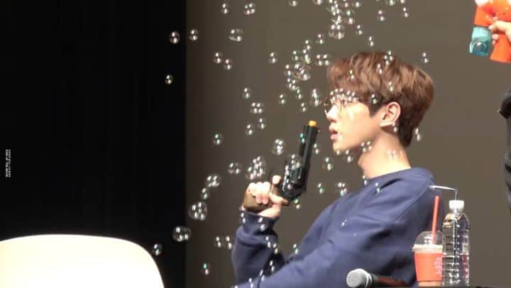 ジュンのインスタグラム：「•191215 | Mukdong Fansign . Baby Jun with his cute bubble gun . ×Follow @JunUKISS for more .  #jun #junyoung #leejunyoung #ukiss #unb #iraniankissme #Kpop #kpopboys #maknae #Kdrama #avengerssocialclub #goodbyetogoodbye#classoflies #mrtemporary #goodcasting #pleasedontmeethim #imitation #shax #kwonryuk #준 #이준영 #유키스 #유앤비 #미스터기간제 #스웨그에이지 #이미테이션 #이미테이션닷컴 #샥스 #권력 @ukiss_jun97 & @leejunyoung_ig & @real.shax」