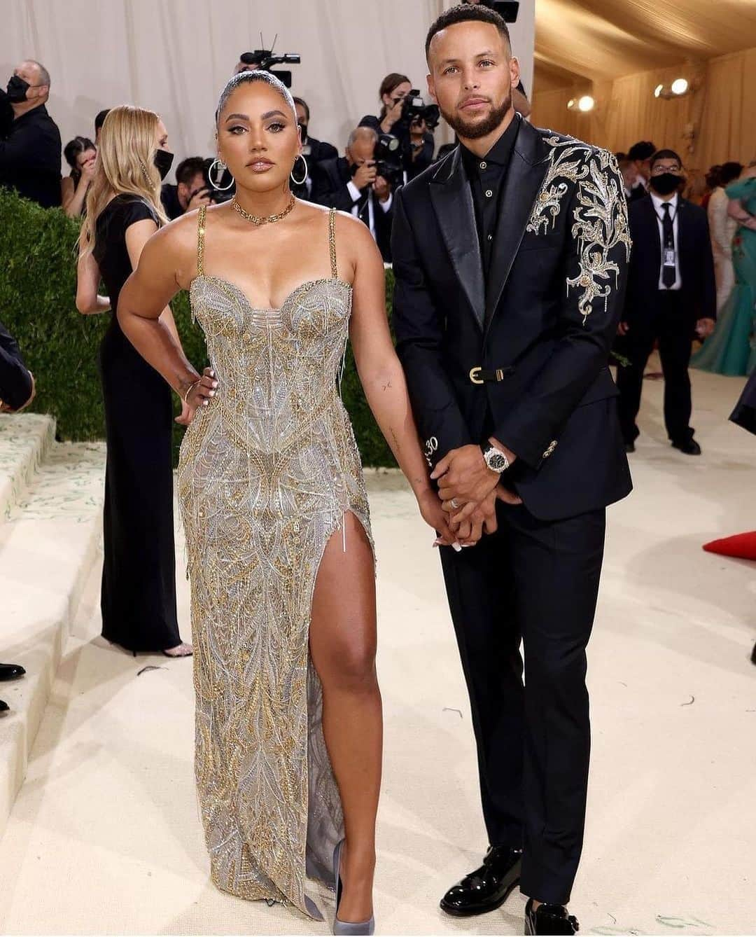 ステフィン・カリーさんのインスタグラム写真 - (ステフィン・カリーInstagram)「One for the books! Met Gala ‘21 w/ @ayeshacurry ….stay for the end #inspirational   @yusefwright  @jasonbolden  @versace  #metgala  #met」9月14日 14時07分 - stephencurry30