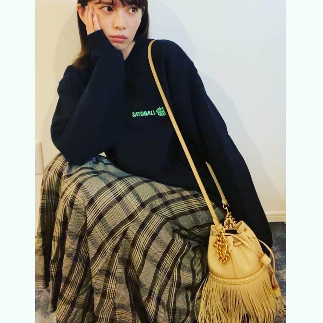 宮田聡子のインスタグラム：「秋物が続々と届きました🥺 @cocodeal_official のスカートは、下の方が広がってて可愛いです。(みえなくてごめんなさい！ 今季は裾がふわっとしてるのがトレンドだから、是非チェックしてね🥺✨ Bagは @jandmdavidson 。 クリーム色の何にでも合うバッグ。可愛いなぁ‥🥰 そしてトップスのスウェットは、グッズが発売されたので早速きてみました✨  秋ってファッションも気候も食べ物も香りも全部好き‼︎ 今年の秋も楽しむぞー😆  そして今日21:30から‼︎  梨蘭さん アーノルズはせがわさん milcaさん  と、DBDやります‼︎🥰 カオスカップからお話しさせていただいて、今回コラボさせていただくことになりました。うれしい‼︎🤩✨是非遊びに来てください！」