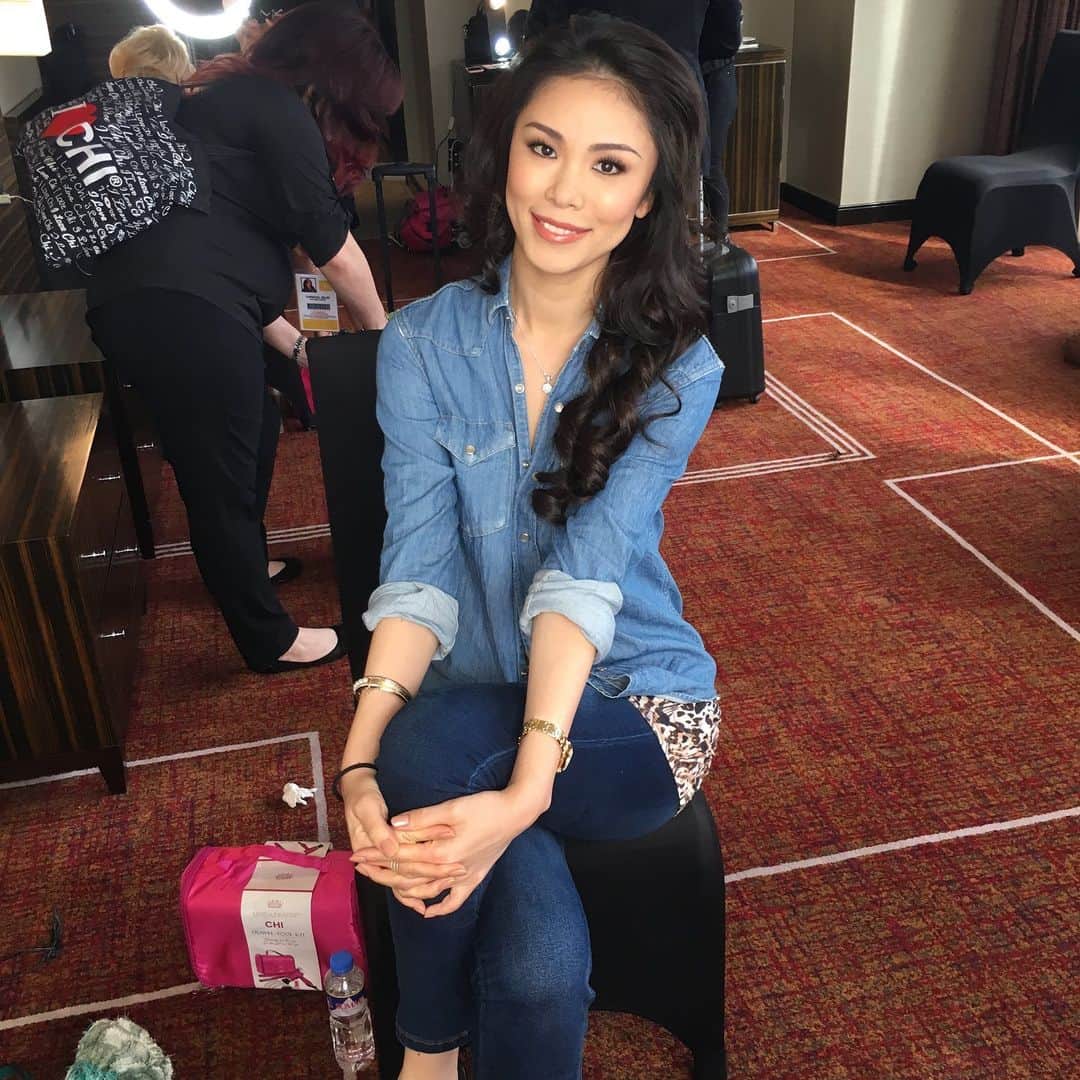 森理世のインスタグラム：「Patiently waiting 😇  #modellife #behindthescenes #missuniversequeen #beautyqueens #btsedits」