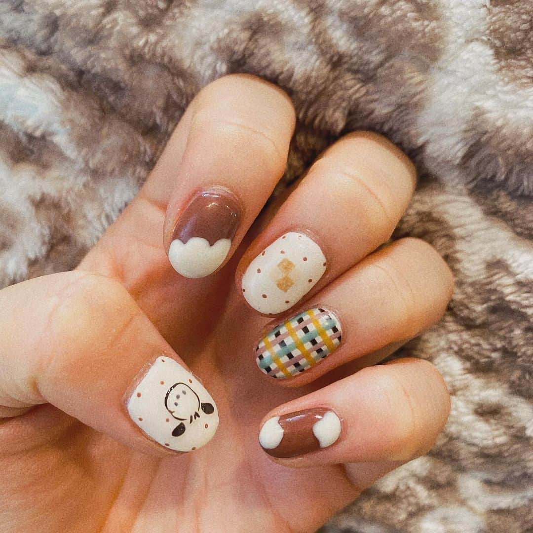 日向すずさんのインスタグラム写真 - (日向すずInstagram)「New nail🤍🤍🤍🤍🤍🤍🤍🤍  かわいすぎる( ; ᴗ ; )‬🤍🤍🤍🤍 色味もデザインもぽちゃっこも完璧にかわいすぎる〜〜〜( ; ᴗ ; )‬🤍🤍🤍  デザイン考えるのも楽しかった𓈒𓂂𓏸. ̫ .  秋ってかんじでいいでしょ︎︎🍁 どんどん秋仕様になるすずさん𑁊^. .^𑁊🤍🤍🤍  実は今年の秋は自分の中でなんとなくベージュや茶色系のイメージにしようとしてるんだ、˙˚ʚ₍ ᐢ. ̫ .ᐢ ₎ɞ˚  3.4枚目にデザインわかりやすいの載せといたよ〜〜っっ🤍  あと、サインも書かせて頂きました🪐  @raviy31 いった際はぜひ見つけてみてください‎ ૮ • ·̫ • ა‪.ᐟ‪.ᐟ  ありがとうございましたᐡ ̳ට ̫ ට ̳ ‎ᐡ  #raviy #秋ネイル #ポチャッコネイル #もこもこネイル」9月14日 15時14分 - osuzudashi_