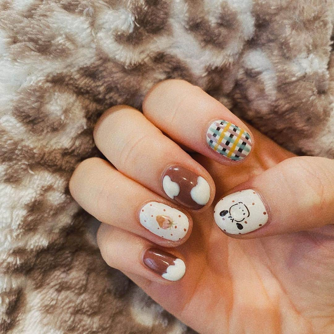 日向すずさんのインスタグラム写真 - (日向すずInstagram)「New nail🤍🤍🤍🤍🤍🤍🤍🤍  かわいすぎる( ; ᴗ ; )‬🤍🤍🤍🤍 色味もデザインもぽちゃっこも完璧にかわいすぎる〜〜〜( ; ᴗ ; )‬🤍🤍🤍  デザイン考えるのも楽しかった𓈒𓂂𓏸. ̫ .  秋ってかんじでいいでしょ︎︎🍁 どんどん秋仕様になるすずさん𑁊^. .^𑁊🤍🤍🤍  実は今年の秋は自分の中でなんとなくベージュや茶色系のイメージにしようとしてるんだ、˙˚ʚ₍ ᐢ. ̫ .ᐢ ₎ɞ˚  3.4枚目にデザインわかりやすいの載せといたよ〜〜っっ🤍  あと、サインも書かせて頂きました🪐  @raviy31 いった際はぜひ見つけてみてください‎ ૮ • ·̫ • ა‪.ᐟ‪.ᐟ  ありがとうございましたᐡ ̳ට ̫ ට ̳ ‎ᐡ  #raviy #秋ネイル #ポチャッコネイル #もこもこネイル」9月14日 15時14分 - osuzudashi_