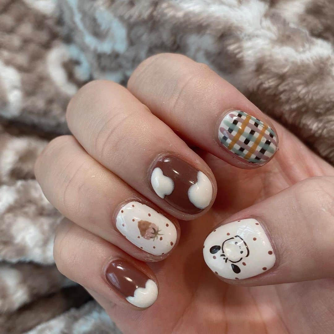 日向すずさんのインスタグラム写真 - (日向すずInstagram)「New nail🤍🤍🤍🤍🤍🤍🤍🤍  かわいすぎる( ; ᴗ ; )‬🤍🤍🤍🤍 色味もデザインもぽちゃっこも完璧にかわいすぎる〜〜〜( ; ᴗ ; )‬🤍🤍🤍  デザイン考えるのも楽しかった𓈒𓂂𓏸. ̫ .  秋ってかんじでいいでしょ︎︎🍁 どんどん秋仕様になるすずさん𑁊^. .^𑁊🤍🤍🤍  実は今年の秋は自分の中でなんとなくベージュや茶色系のイメージにしようとしてるんだ、˙˚ʚ₍ ᐢ. ̫ .ᐢ ₎ɞ˚  3.4枚目にデザインわかりやすいの載せといたよ〜〜っっ🤍  あと、サインも書かせて頂きました🪐  @raviy31 いった際はぜひ見つけてみてください‎ ૮ • ·̫ • ა‪.ᐟ‪.ᐟ  ありがとうございましたᐡ ̳ට ̫ ට ̳ ‎ᐡ  #raviy #秋ネイル #ポチャッコネイル #もこもこネイル」9月14日 15時14分 - osuzudashi_