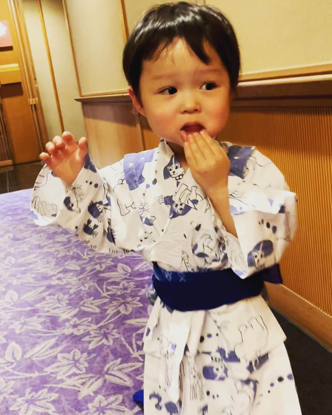 ありさトレイシーのインスタグラム：「#january#february#trip#memories#winter#onsen#mybirthday#month#familytime#kimono#birthdaycake#birthdaypresent#son#18months#mylove  #sns離れ#半年振り更新#1月#2月#温泉旅行#静岡県#稲取温泉#稲取銀水荘#鯉#石川県#和倉温泉#加賀屋#着物#お料理#千里浜なぎさドライブウェイ」