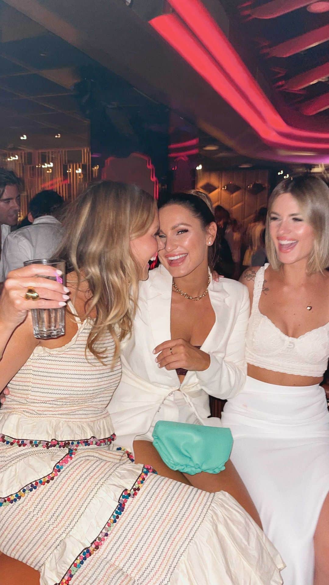 サム・フェアーズのインスタグラム：「Such a fun 3 nights with my gorgeous ladies. I wasn’t planning on making an IGTV so the videos are a bit random 😉 I thought I’d share some from our trip for you all 😚   Our fav places; LouLou, L’Opera, VIP Room, Gigi, Opa, Les Caves, Club 55, Cipriani, Le Café & The Dior Villa 👏  @sharoncanu @feedaw x」