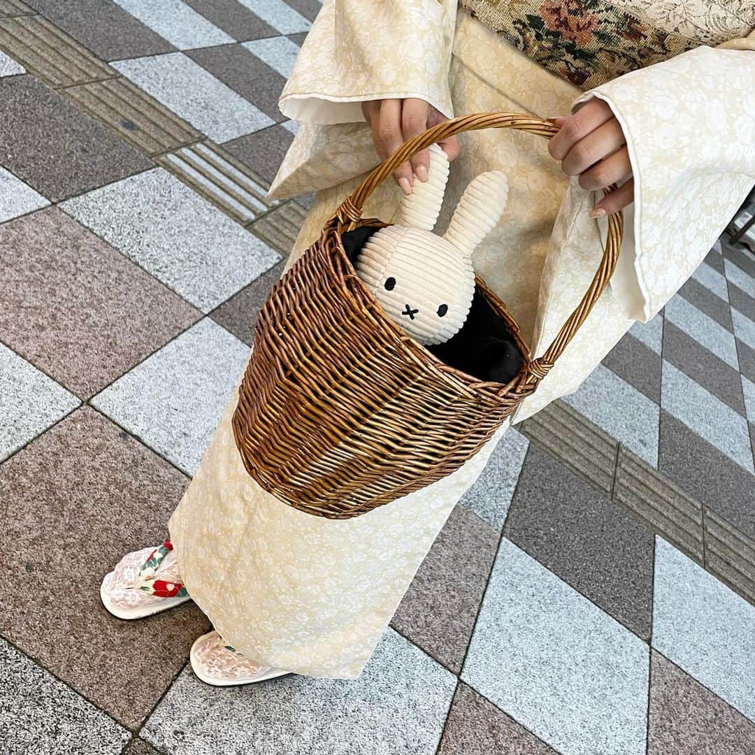 エリンコさんのインスタグラム写真 - (エリンコInstagram)「🐰🤍 . ᵏᵃʷᵃⁱⁱ * . 今ハマってるミッフィちゃん♡ 双子コーデしたかなかなちゃんも ハマってて撮影に持ってきてくれた🐰♡ . カゴの中に入れて連れて歩いて お散歩したよ...🎶 . #miffy #ミッフィー #ミッフィー好きと繋がりたい #着物 #浅草 #着物レンタル #东京 #时尚潮流 #可爱的 #えりんコーデ #えりんこヘアアレンジ」9月14日 18時25分 - erinko0315