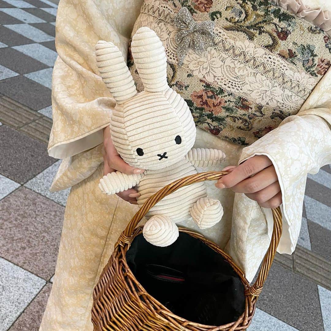 エリンコさんのインスタグラム写真 - (エリンコInstagram)「🐰🤍 . ᵏᵃʷᵃⁱⁱ * . 今ハマってるミッフィちゃん♡ 双子コーデしたかなかなちゃんも ハマってて撮影に持ってきてくれた🐰♡ . カゴの中に入れて連れて歩いて お散歩したよ...🎶 . #miffy #ミッフィー #ミッフィー好きと繋がりたい #着物 #浅草 #着物レンタル #东京 #时尚潮流 #可爱的 #えりんコーデ #えりんこヘアアレンジ」9月14日 18時25分 - erinko0315