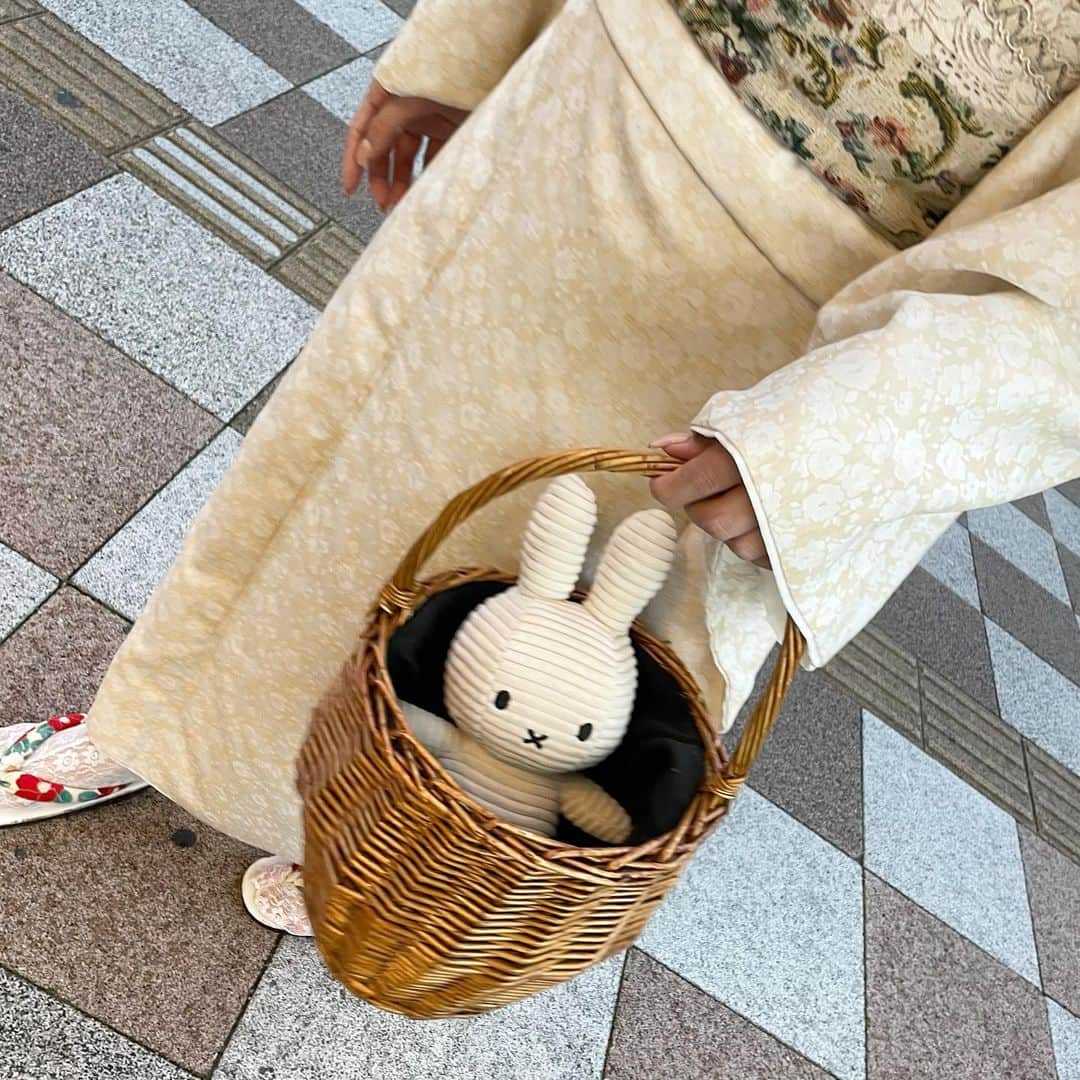 エリンコさんのインスタグラム写真 - (エリンコInstagram)「🐰🤍 . ᵏᵃʷᵃⁱⁱ * . 今ハマってるミッフィちゃん♡ 双子コーデしたかなかなちゃんも ハマってて撮影に持ってきてくれた🐰♡ . カゴの中に入れて連れて歩いて お散歩したよ...🎶 . #miffy #ミッフィー #ミッフィー好きと繋がりたい #着物 #浅草 #着物レンタル #东京 #时尚潮流 #可爱的 #えりんコーデ #えりんこヘアアレンジ」9月14日 18時25分 - erinko0315
