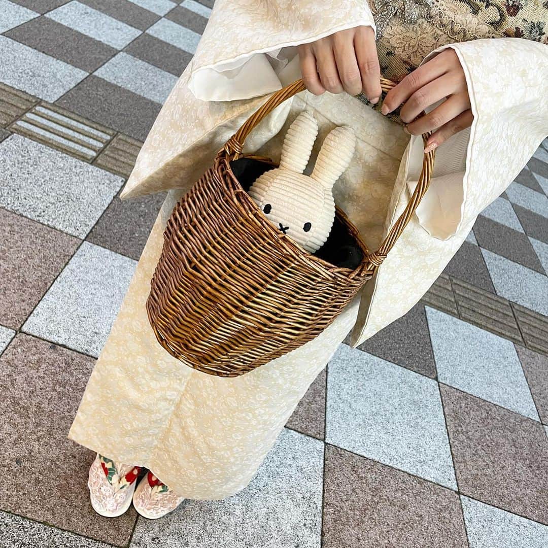 エリンコさんのインスタグラム写真 - (エリンコInstagram)「🐰🤍 . ᵏᵃʷᵃⁱⁱ * . 今ハマってるミッフィちゃん♡ 双子コーデしたかなかなちゃんも ハマってて撮影に持ってきてくれた🐰♡ . カゴの中に入れて連れて歩いて お散歩したよ...🎶 . #miffy #ミッフィー #ミッフィー好きと繋がりたい #着物 #浅草 #着物レンタル #东京 #时尚潮流 #可爱的 #えりんコーデ #えりんこヘアアレンジ」9月14日 18時25分 - erinko0315