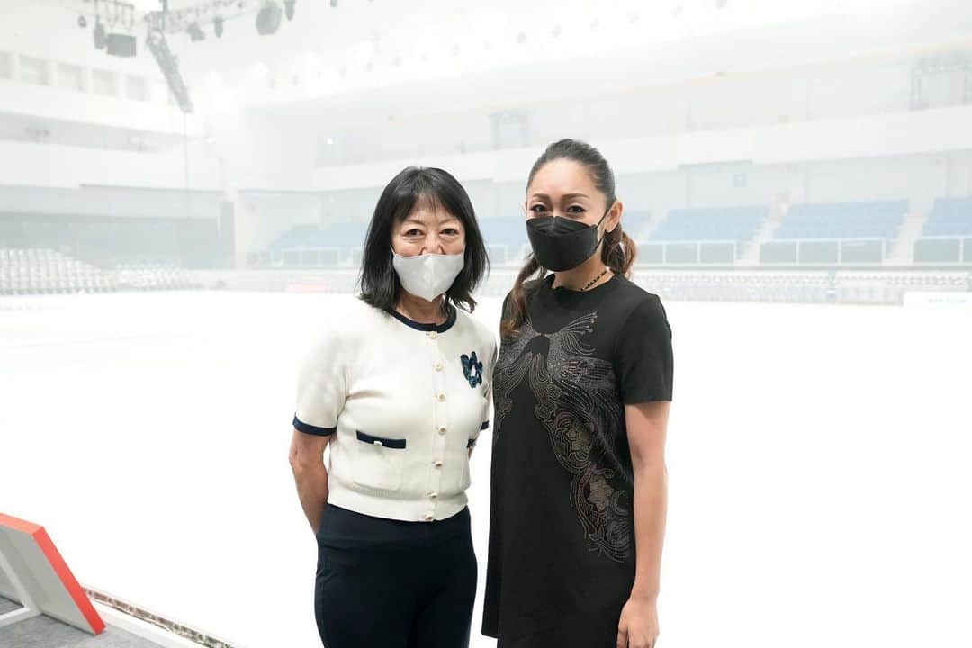 安藤美姫のインスタグラム：「GPC1 supplements I take every day with my daughter and I finally got a chance to meet president Hayashi😌🙏 It was really sweet time to talk with her and I love to say thank you for supporting me and my daughter. Also support Friends on ice 2021 this time as well😌😌😌  先日の "フレンズオンアイス2021"で 記念すべき出会いがありました😌  娘と一緒に毎日飲んでいるGPC1サプリ 株式会社クラウディアの林社長です✨☺️ FOIの協賛もして下さいました⛸✨😌  私は本番の準備があったので 娘が先にご挨拶させて頂いたようで しっかりしてきたなと嬉しく感じました😌 もちろんマネージャーさんが連れて行ってくださいましたが笑👍  ほんのひとときでしたが サプリ開発のこだわりをお聞きすることも出来 お会いできて 本当に嬉しかったです☺️☺️☺️ とても気さくで素敵な社長さんで 林社長だからこそ暖かいサポート体制なんだと感じました♥️♥️♥️  #GPCワン #gpcワン #PR #出会い #感謝 #親子 #娘 #安藤美姫 #motheranddauther #mikiando」