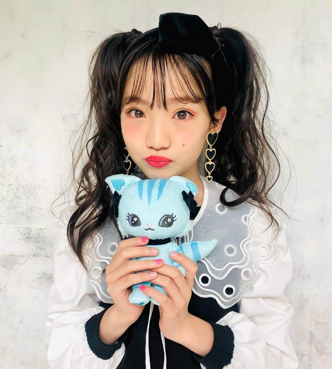 ニコ☆プチのインスタグラム：「🐈🖤  #ビートキャッツ のMV 「Mew Mew Vampire」に あんにゃが出演しています♩  ビートキャッツの真の姿が明らかに…！？😳  ぜひチェックしてみてね🖤🖤 https://youtu.be/9hjtKxJC_J4  チェルシーとパチリ💎✨  @beatcatsofficial  @anna.official.111  #星乃あんな」