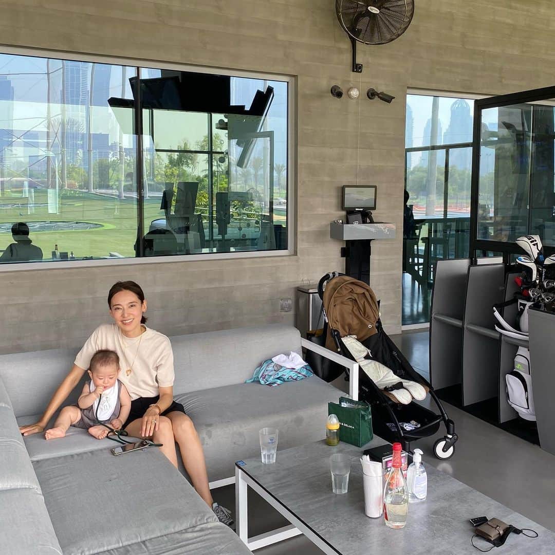 小泉里子のインスタグラム：「この間のゴルフ練習場。 というか、やっぱりここは、みんなでワイワイ飲みながらゲームするところだったみたい。 でも夫の練習に付き添う私と息子には、最適な空間でした。暑さ以外は😅」