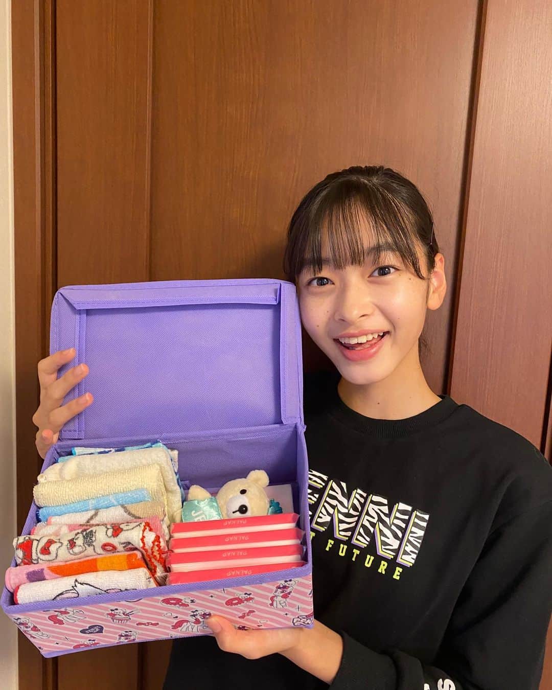 ニコ☆プチのインスタグラム：「メリイのふろくの使い方🎀🐏 . .  私は、ハンカチとティッシュを入れて収納してるよ💜学校に行く時にサッと取れるから大活躍！ みんなは何を収納して使ってるのかな〜？  . .  #ニコプチ #ニコプチふろく #プチモのふろくの使い方  #ニコプチふろくのある生活  #ジェニィラブ #マイリトルポニー  #ふろく #滝口芽里衣」