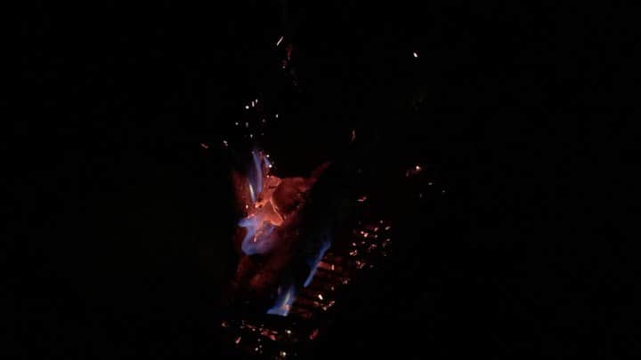 柏倉陽介のインスタグラム：「焚き火の炎がただただ美しい 📷 #キャンプ #焚き火」