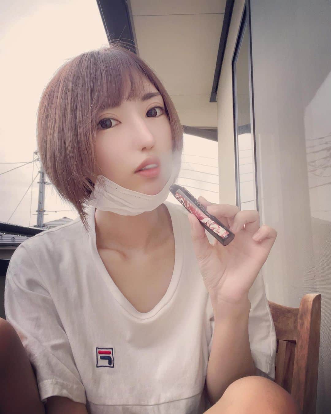 葉月七瀬さんのインスタグラム写真 - (葉月七瀬Instagram)「. . 久々にvape吸ってみた〜𓈒𓂂𓏸 . 前にべイプショップで  vape買ったことあるんだけど カートリッジとか替えたりとか めんどくさくて、お蔵入り🥺 slashさんのvapeは使い捨てだから めちゃくちゃ便利  ...