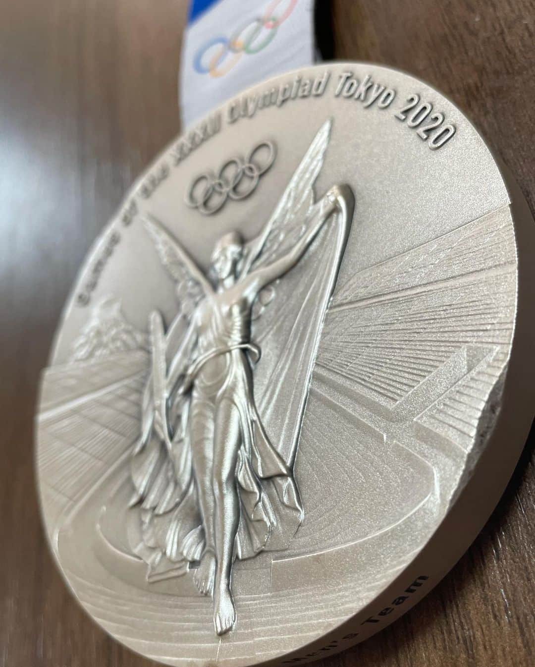 谷川航さんのインスタグラム写真 - (谷川航Instagram)「もうメダルに傷がついてしまいました😱 #銀メダル　#tokyo2020」9月14日 20時04分 - watarugymnast