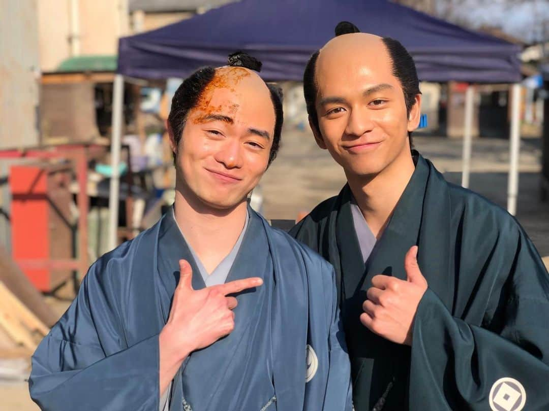 森永悠希のインスタグラム：「📺 本日20時よりBS朝日にて 『4K時代劇・無用庵隠居修行4』再放送中です👏🏻  セトウツミでも共演していた田中偉登さんとは 手料理を食べに来てくださるほど プライベートでも仲良しだそうで キッチン森永(勝手に命名)の常連さんです💁🏻‍♂️✨  二人のほっこりな空気感は撮影現場でも健在 合間にも楽しそうにお話されていました😆  そんな素敵な笑顔を1枚📷  田楽に頭から突っ込むシーンの後という 絶妙なタイミングだったので、お味噌がベッタリ😅  素敵な皆様との共演を、ぜひお楽しみにご覧ください！ (byスタッフ)  #森永悠希 #yukimorinaga #田中偉登 さん #ドラマ #無用庵隠居修行 #BS朝日 #再放送中 #ぜひご覧ください #時代劇 #キッチン森永 #🍽」