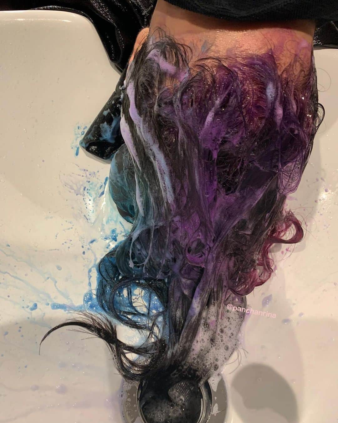 ぱんちゃん璃奈さんのインスタグラム写真 - (ぱんちゃん璃奈Instagram)「うぎゃあああ⚡️迫力強めすぎる😂❤️✨  RIZINはコーンロウ色付きエクステつけられないという事で、 自分の髪を派手にしちゃえ！と思い、 全体ブロッサム色の、インナー緑×ワイン色、前髪横髪を紫色に🤣🤣🌈✨  アニメに出てきそうな色だよ💜 存在感強すぎ😂！ 衣装もレインボー多色使い🌈✨  いつも綺麗にありがとうございます🙏　@ryuck.akira   #ryuck押上  #ブリーチ #インナーカラーピンク #インナーカラーグリーン #髪伸びるの早い  #ブロッサムカラー　#パープル髪 ぱんちゃん璃奈  #派手髪　#存在感強め #ぱんちゃんヘアー」9月14日 20時35分 - panchanrina
