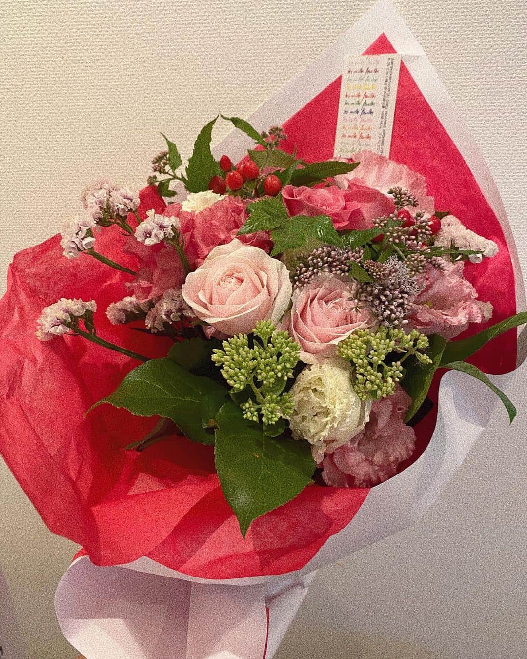瀬戸サオリのインスタグラム：「出会って7年…💐 毎年私の方が覚えてたのに 毎日忙しくて… すっかり忘れてた😮‍💨 . 今年はパパが覚えててくれて 仕事の合間の15分で帰宅して 届けてくれました💖  長持ちしてくれるといいな~🥺 ＿＿＿＿＿＿＿＿＿＿＿＿＿＿＿ #パパからサプライズ #ありがとう」