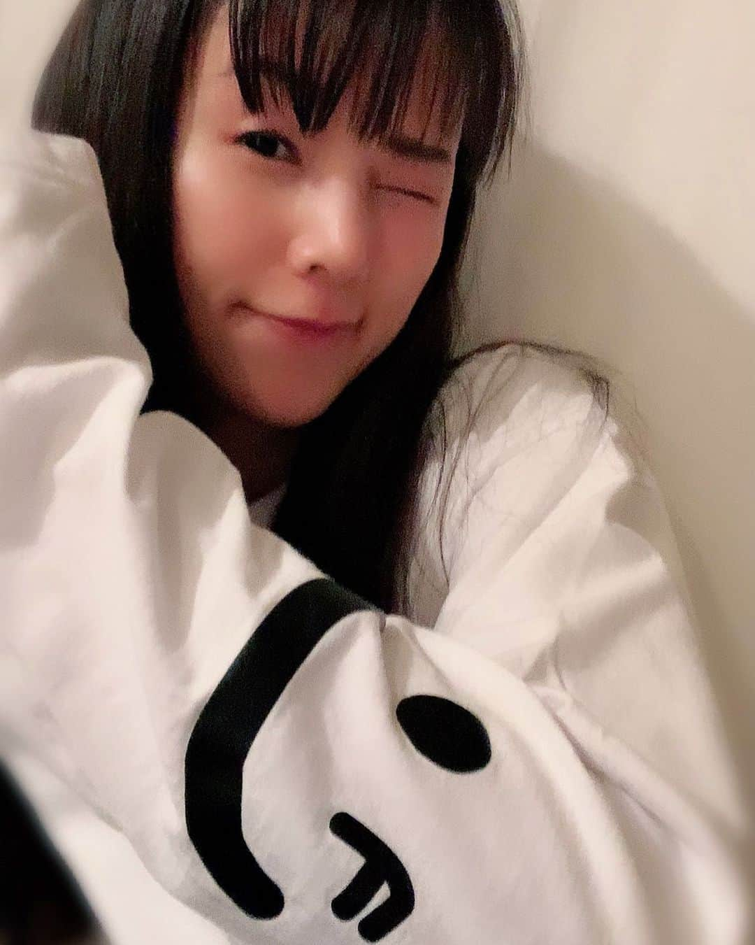 小西真奈美さんのインスタグラム写真 - (小西真奈美Instagram)「とても良いミーティングが出来て、 同じような服を着てる人がいて、 袖のようにやってみたけど、 ウィンクがヘタでした😂  #良い時間を #ありがとう #みんな大好き #😌🙏✨」9月14日 20時59分 - manami.official