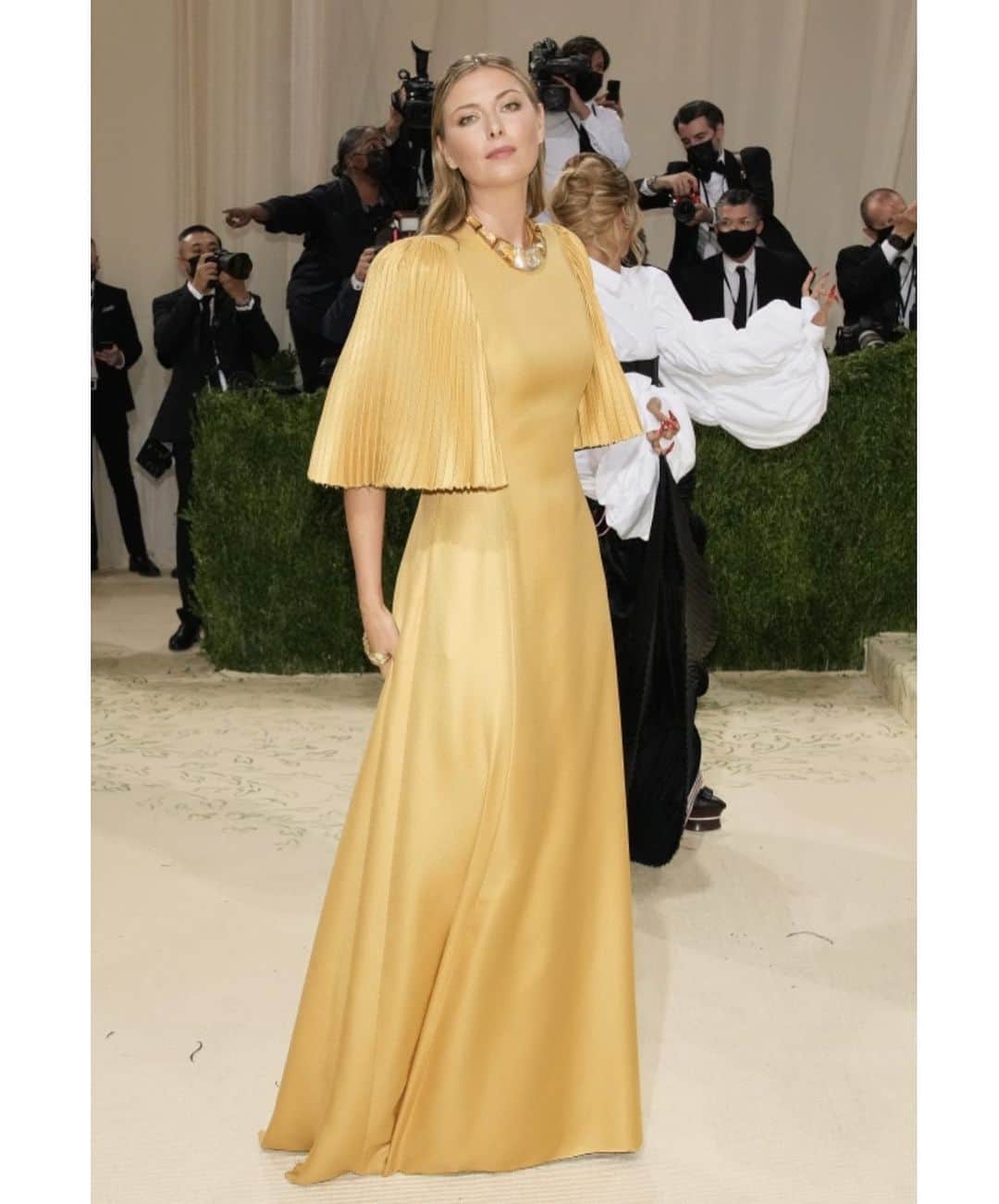 マリア・シャラポワのインスタグラム：「Head to toe, I need a cup of ☕️ #MetGala2021」