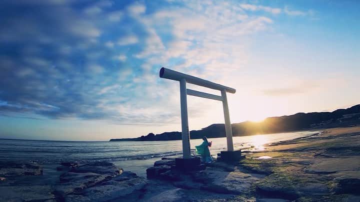 DAOKOのインスタグラム：「この映像は、飯嶋久美子さん @poromporom と宮原夢画さん @mugaing と共に開催中の“むすひむすび展” produced by LatiJapoの一環で作りました。宮原夢画さん撮影・編集の映像がとっても綺麗✨音楽は私が作らせて頂いております🌅ヘアメイクは久慈愛さん @megumikuji_luckhair です❀  Daokoとも親交の深い、スタイリスト・飯嶋久美子さんが主導する「LatiJapo」プロジェクトのプロデュースにより、「Daoko むすひむすび展」を渋⾕・原宿の２会場で実施いたします。 現在渋谷会場にて展覧会がスタートしております！ 詳細は @latijapo にて。 —————– ＜会場A＞2021年9⽉11⽇（⼟）〜9⽉23⽇（⽊・祝） 渋⾕フクラス１階アートスペース shibuya-san にて。⼊場無料。 @shibuyasan_  ＜会場B＞2021年9⽉17⽇（⾦）〜9⽉22⽇（⽔） UNKNOWN HARAJUKUにて。⼊場無料。 @unknownharajuku   連日沢山の方のご来場ありがとうございます。感染対策に気をつけながら、引き続きお待ちしております。今週末から原宿での展示もはじまります☀️」