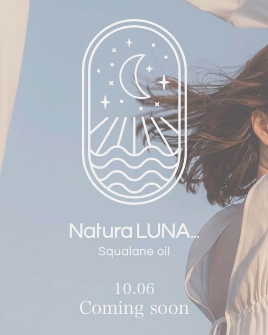 のインスタグラム：「スキンケアブランドを立ち上げました。 『NaturaLUNA...』といいます。 読み方はナチュラルナ。  10月6日に、100%植物性のスクワランオイルを発売します。 完全無添加です。 スクワランオイルというと、動物性を思い浮かべる方も多いと思いますが、植物性でないのかなー、作りたいなーと思い、オリーブとシュガーから抽出した特別な配合のスクワランオイルを作りました。 私は化粧水や乳液なども使わず、これ1本で日々スキンケアをしています。 試作段階から約１年間、これのみでいけてます。  また発売されるときに想いをお伝えします！ とりいそぎご報告まで。  @naturaluna.official」