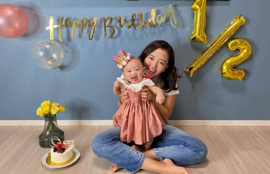 阿部優貴子のインスタグラム：「娘が生後6ヶ月になり、 家でハーフバースデーのお祝いを🎂 日に日に変わる娘の成長は 本当に愛おしくって、かわいくて。💛  産後は、はじめての育児にアタフタしていましたが 周りに頼りつつ少しずつ手を抜くことを 覚えた母ちゃん、 絶賛、子育てを楽しんでおります！🔥 これからの成長が楽しみだ〜  #ハーフバースデー #生後6ヶ月#あべゆきmamalife」