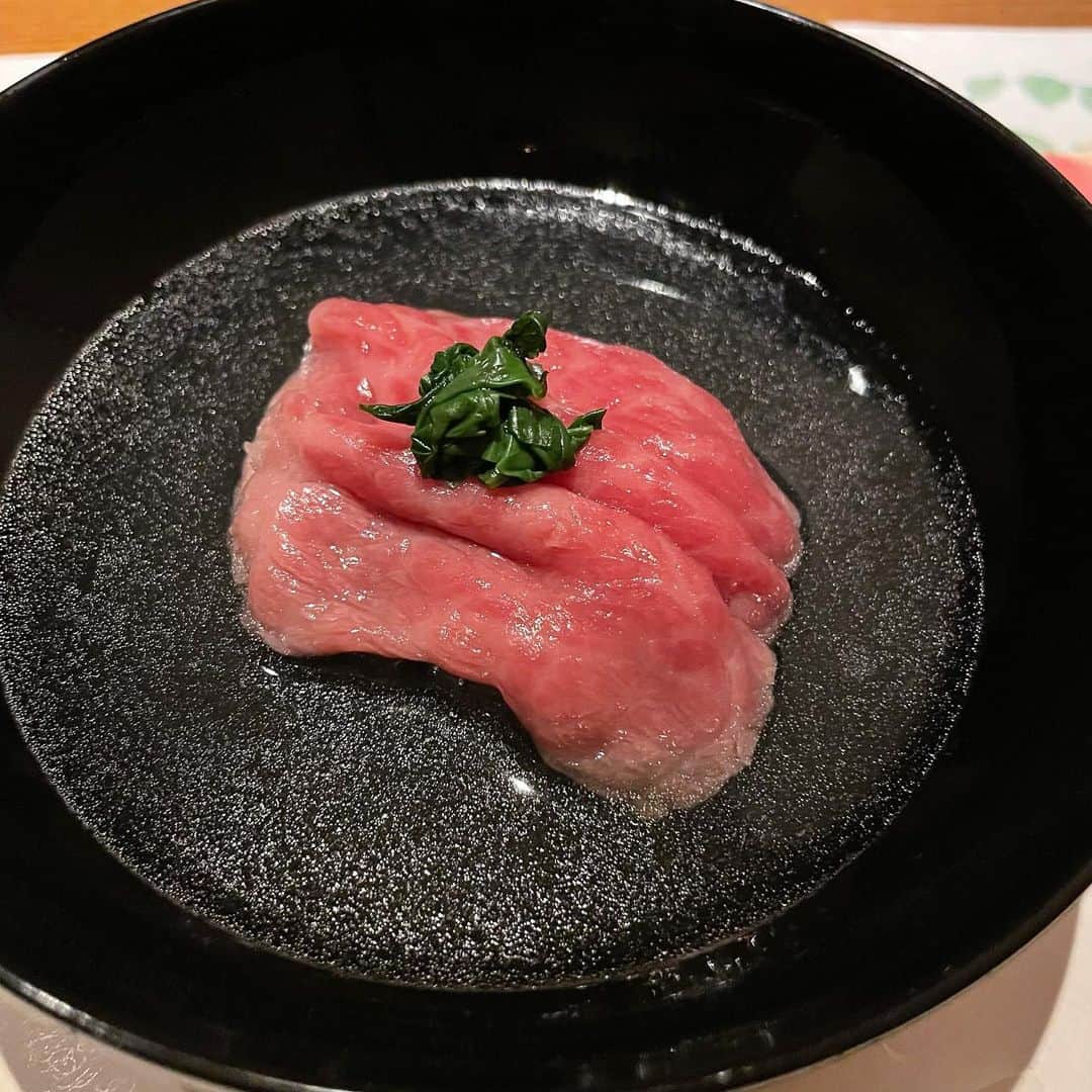 松田唯花さんのインスタグラム写真 - (松田唯花Instagram)「「普段は何を食べてますか？」「全然食べなそう」とよく言われますが、私の生きがいは美容、その次に食です。笑  "トレーニングをしてカロリー消費して、好きなものはしっかり食べる"がモットーです！  ここは、私的ベスト３に入る焼肉屋さん。 Twitterやストーリーズにアップしたらたくさん反応をいただいたのでご紹介します🍴  広尾にある『肉匠 堀越』。 夜は２種のコースのみ。 一人２万円のコースには、牛タン&フィレ丼、超厚切り牛タン込み。 私はタンが一番好きなのですが、1枚目の超厚切り牛タンは過去一おいしかった......！  他にはいりこ出汁のしゃぶしゃぶ、横隔膜の食べ比べ、味噌で漬けたお肉など「こんな食べ方あるの⁈」と、一つ一つびっくり感動するお肉のオンパレード。 最初から最後まで感動しっぱなし。  落ち着いた個室があって、他のお客様一人もすれ違うことなかったのでこの時期でも安心。 ちなみにテイクアウトもあり。 私がこのお店を知ったのは、このテイクアウトがきっかけ。 中居正広さんの某番組で”肉ばらちらし”（￥8000）が紹介されていて「ここ食べに行きたい！」と思ってメモしていたのです✍️  この前ストーリーズで「グルメ投稿を別アカで見たいか、本アカで見たいか」のアンケートをとらせていただいたら、前者が47％、後者が53％でした！笑 ご回答くださった方々ありがとうございます！　  どちらもだいたい半々で、どうしようかなってまだ悩んでます。笑 良かったらご意見ください😂✨  #肉匠堀越 #焼肉 #グルメ #広尾グルメ #東京グルメ #東京焼肉 #グルメ好きな人と繋がりたい」9月14日 21時31分 - yuika_matsuda.official
