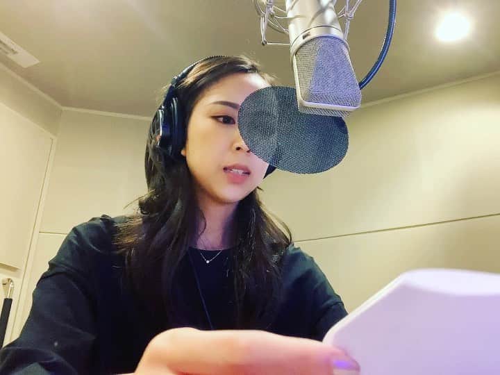 Mai Yamadaのインスタグラム：「ナレーション収録でした🎙 . 私もお世話になってる商品だったので、関わることができて光栄です✨ 声だけでの表現は、本当に奥が深い。 もっと上手くなりたいなぁ🥺 . ちなみに着ているTシャツは、UNIQLO＋J。 着心地がとてつもなくよくて、デザインも可愛い。 この動画じゃ全然伝わらないけど😂 .  #ナレーション #ナレーター #下読み中 #音はありません😂 #narration #narrator #収録 #mywork #MC#イベントMC#山田真以 #下からだと顎が😂」