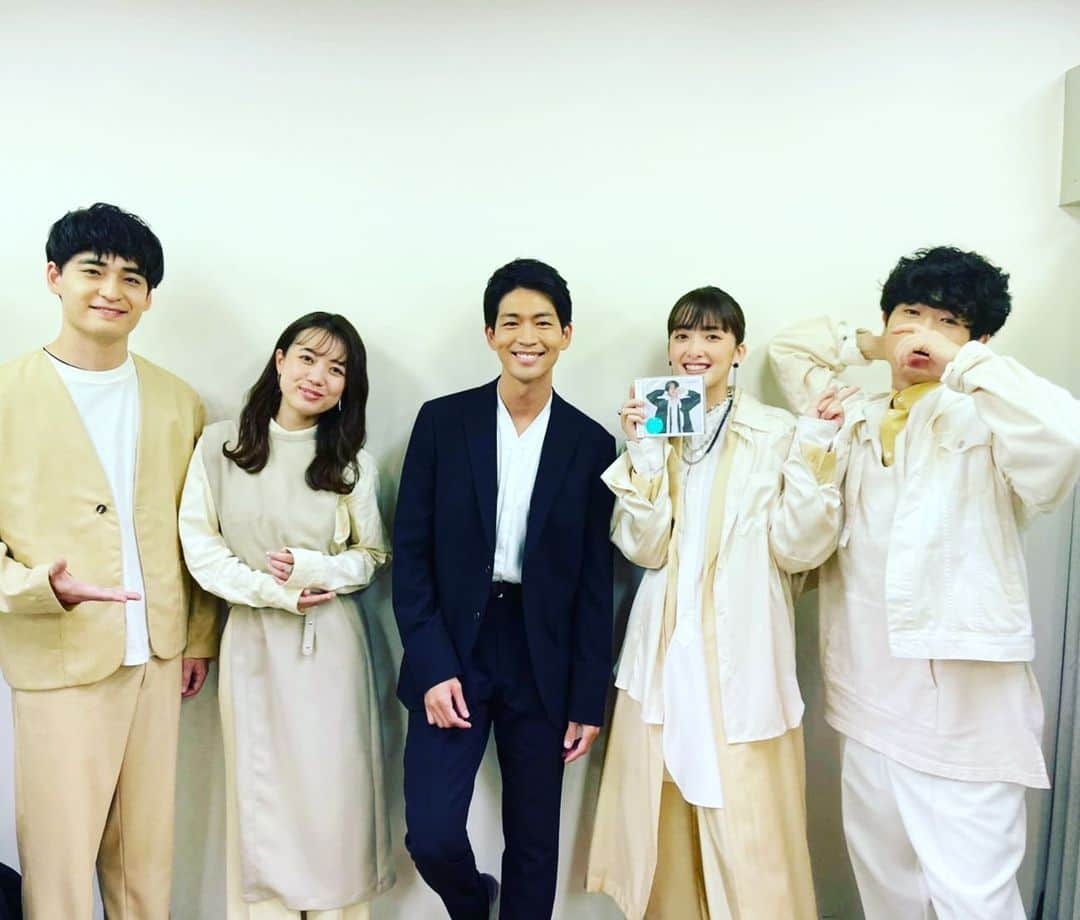 松下洸平さんのインスタグラム写真 - (松下洸平Instagram)「うたコン、ありがとうございました！ 今回、たくさんの音楽番組でずーーーっと一緒だった緑黄色社会の皆さんとやっと写真撮れた！気持ちは僕も新メンバーです。(何担当だよ)  LITMUS、本当に本当に大好きです。 「おのれ」のところ、胸ぐら掴まれてる気持ちになる。  いつか一緒に歌えますよーに。  #うたコン #穴見さんつよがりポーズありがとうございます #緑黄色社会　さん」9月14日 21時40分 - kouheimatsushita_official