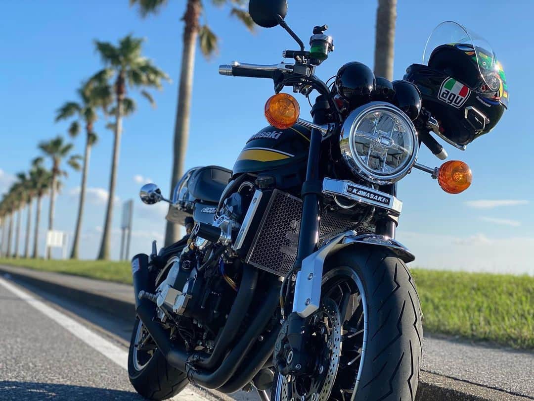 AMIのインスタグラム：「・ ・ お気に入りの写真〜🥰 千葉フォルニア🌴🌴🌴 ・ ・ 映えスポットでバイクの写真撮りたい…🥺💭 ・ ・ ・ ・  #バイク #バイク女子 #bike #バイクのある生活  #バイクのある風景  #バイクが好きだ  #バイク好きな人と繋がりたい  #バイクウェア #kawasaki  #z900rs」