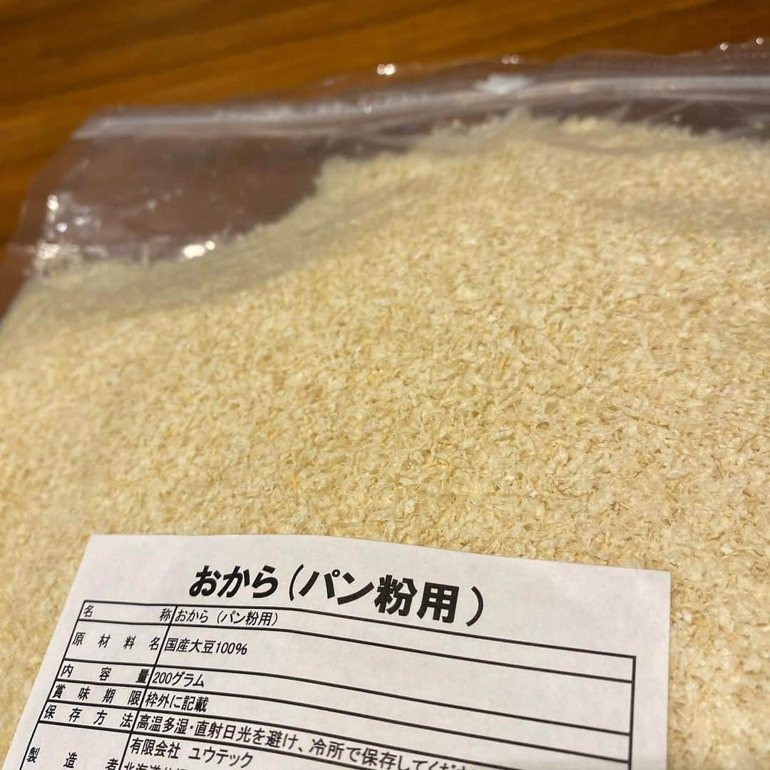 岡部玲子さんのインスタグラム写真 - (岡部玲子Instagram)「2日連続でご飯の投稿になってしまった😅  本日の低糖質晩御飯🍴  ⭐︎たっぷりきのこソースde豆腐と挽肉のハンバーグ ⭐︎ブロッコリーとじゃがいものたらこバター炒め ⭐︎茄子とエリンギとパプリカの和風マリネ ⭐︎緑黄色野菜たっぷりサラダ  でした☺️  ハンバーグのつなぎに使ったパン粉は 国産大豆100%のおからパン粉‼️  妊娠糖尿病と診断されてから色々探して パン粉にそっくりの このザクザクおからパン粉に出会いました🥺 揚げ物はもちろん つなぎなどにも大活躍でありがたい✨  きのこのハンバーグが食べたいと ずーっと言われていたので 作ってあげることができてよかった😅  明日はnetkeibaさんの生配信に 参加させていただく予定です📺🎤 是非一緒に🏇を楽しみましょう☺️✨  #岡部玲子 #タレント　#レポーター　#糖質offアドバイザー #ジュニアアスリートフードマイスター　#低糖質ご飯　#低糖質満腹ご飯　#おからパン粉　#ヘルシーご飯　#節約ご飯　#地方競馬　#生配信　#netkeiba #lowcarb #healthydinner」9月14日 22時01分 - reiko_okabe