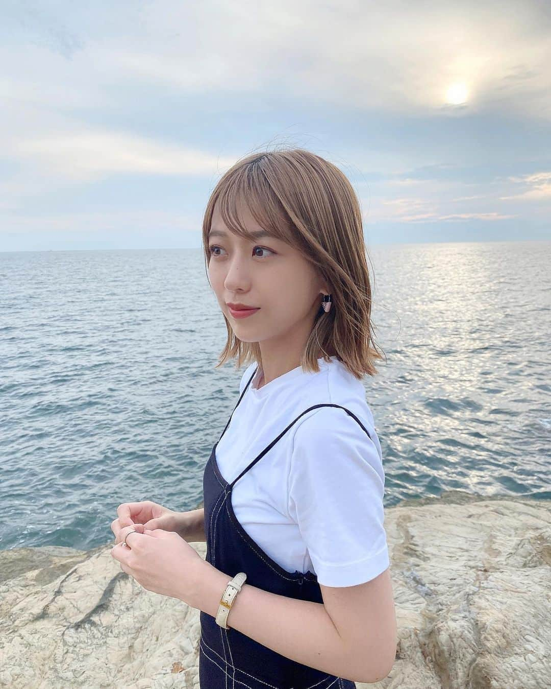 篠崎彩奈さんのインスタグラム写真 - (篠崎彩奈Instagram)「埼玉県民なので海を見ると テンションが上がります☺️🏖  髪の毛の色が落ちてきてだいぶ明るい！ ハイトーン✌️  #海なし県 #ハイトーンカラー」9月14日 22時06分 - ayana.s_official