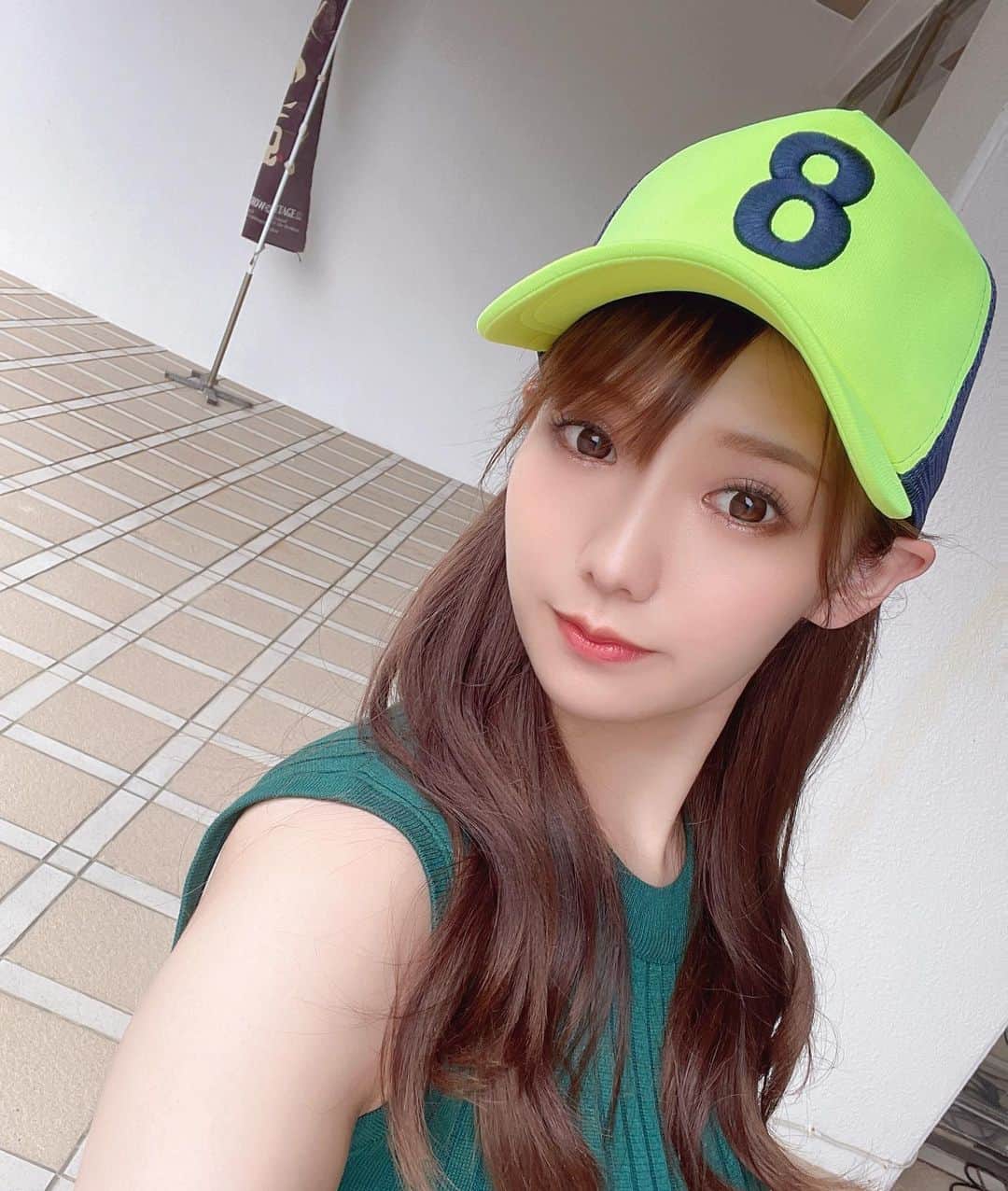 はやのうたのインスタグラム：「蛍光黄色可愛い💚✨ #はやのうた#早野詩#うたこ#チームうたこ#AV女優#セクシー女優#mutamarine#muta#キャップ女子」