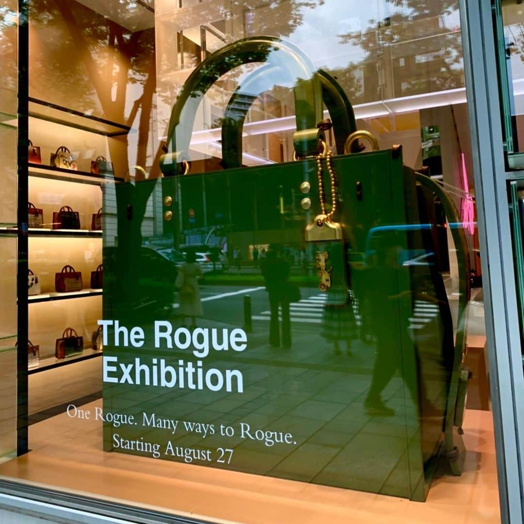 夏木マリさんのインスタグラム写真 - (夏木マリInstagram)「@Coach #CoachNY #TheRogueBag #MTORogue  コーチ表参道で、 初のThe Rogue Exhibition  開催中ということで👜  姐さんもアイコンバッグ Rogue をメイドトゥオーダー して来ました♪  レザーの着色も、ウコンだったり、サスティナブルなの.....  ストアのクラフトマンシップ・バーで、レザーエキスパートの 佐々木さんと相談しながらのオーダーは真剣！  出来上がりが楽しみ〜」9月14日 22時42分 - mari_natsuki