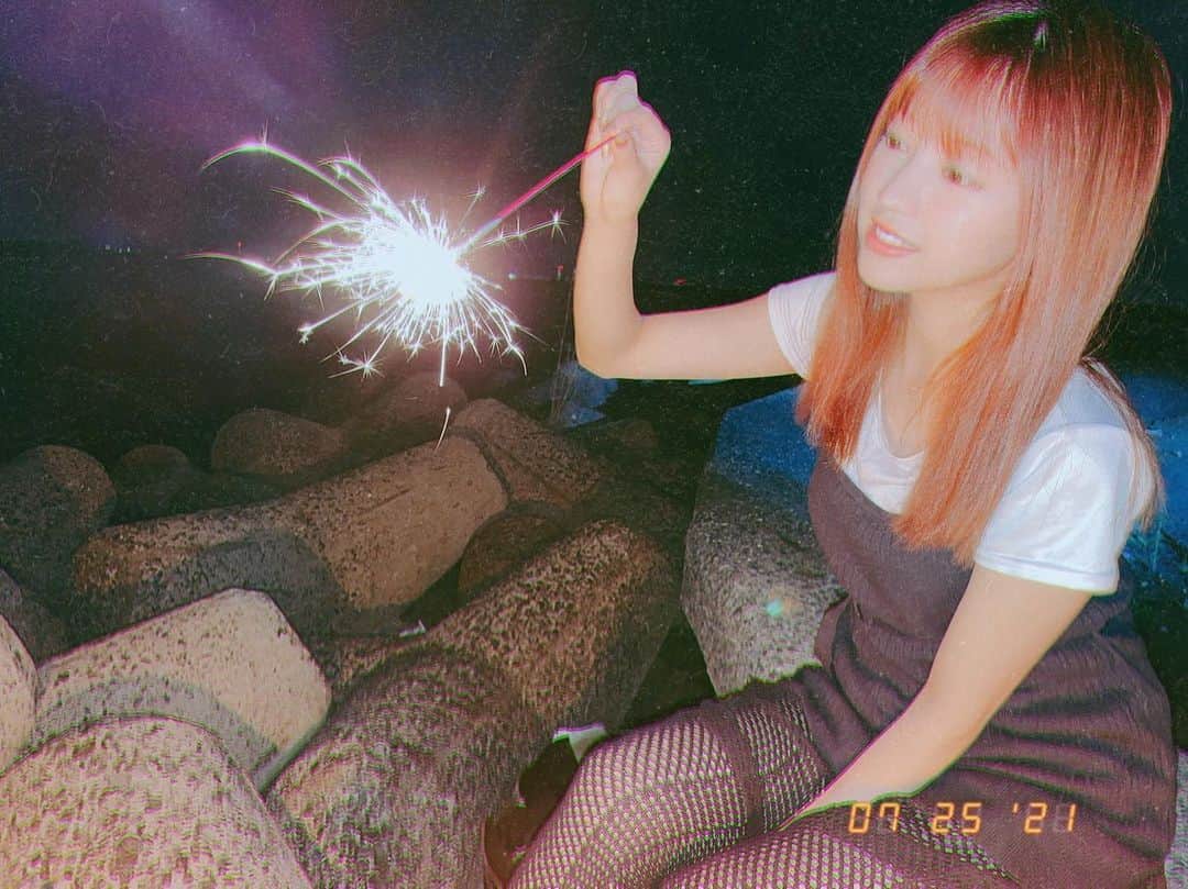 高木悠未のインスタグラム：「夏＝花火　秋＝ ？  #網タイツじゃないです #こういうスカートです #服装失敗」