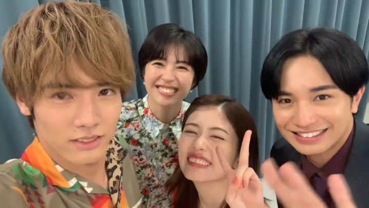 のインスタグラム：「たくさんの応援、 本当に本当にありがとうございました！ みなさん、お一人お一人の 温かな言葉に、どれだけ救われたかわかりません。  そして、それと同じくらい、 この４人、そして全てのキャスト、スタッフが、それぞれに一番自分がこのドラマを好きと言えるくらい、愛と思いやりとこだわりをもって、この作品に取り組んでくれたおかげで、忘れられないドラマになってくれたと思います❗  でも、まだまだ、お伝えしたいことも投稿していくので、 引き続き、お楽しみに🎵  おかわりしてくれる方も、 これから楽しんでくれる方も、 いっぱい愛してくれますように✨  この４人の愛にあふれた、 メッセージとともに🎵  #彼女はキレイだった #愛と一緒なら晴れでも雨でも楽しい #かのきれ生クイズ」