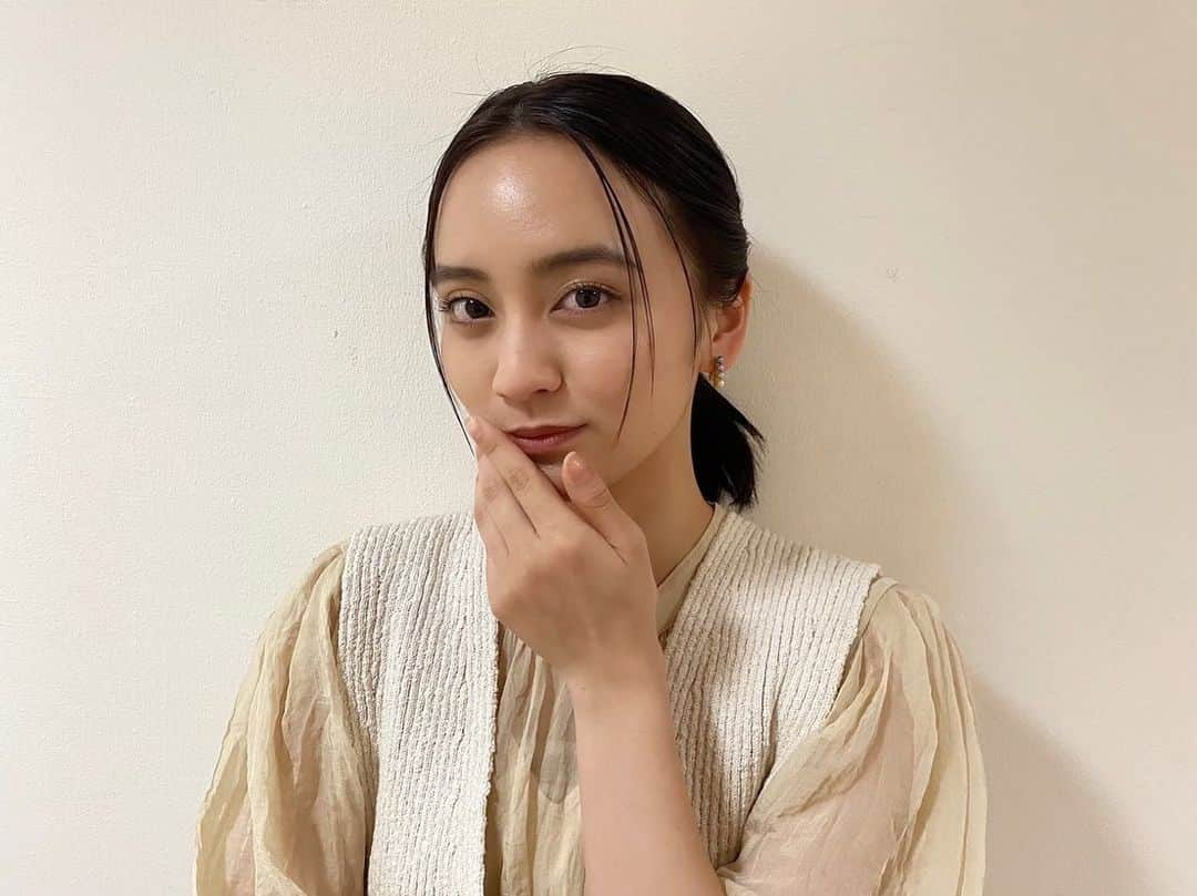 岡田結実さんのインスタグラム写真 - (岡田結実Instagram)「今日の#おかだゆいMGgram 🌱  大人っぽい雰囲気のおかだ氏 いかがでしょうか...?💭  最近はニコニコ笑顔が多かったので こちらのお写真です！！！！☺️  (現場ではいつもニコニコおかだゆいです☺︎)  #何回も言うのですが #楽屋はいっつも笑い声でいっぱいの岡田チーム #楽しいが1番ですよね✨ #何気ない空間ですがステキな空間です  #いい夢が見れますように #おやすみなさい🌙  byマネージャー」9月14日 23時31分 - okada_yui_official