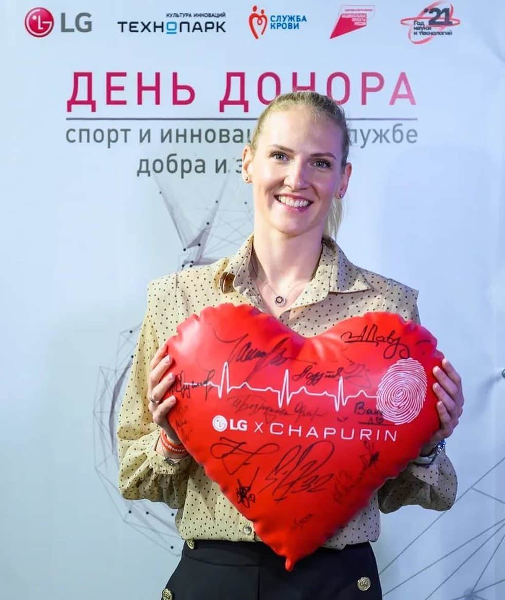 スベトラーナ・ロマシナのインスタグラム：「Пост о важном для меня мероприятии, дочитайте до конца, мне очень важно узнать ваше мнение ❤️   Мы часто говорим #СильнееВместе. Команда очень важна и в спорте и в жизни. Такой подход, самоотдачу и неравнодушие, я увидела на дне донора компаний LG и «Технопарк» в ТК «Невский центр» в Санкт-Петербурге. Сотрудники компаний, студенты, волонтеры приняли участие в акции.   Как спортсменка и мама, я понимаю важность донорской крови для спасения жизней. Сама я пока еще не стала донором, но при первой же возможности обязательно сделаю это.   И я говорю «Спасибо, донор» с экрана одного из крупнейших медиафасадов Европы –медиахолдинга MAER.   Вместе со мной и на экране и в мероприятии принял участие параатлет, блогер и телеведущий, покоривший Эльбрус и Босфор Дмитрий Игнатов @dvignatov 👏  ➡️ А как вы относитесь к донорству крови? Являетесь ли вы донором, и если нет, то почему?   @lg_rus @technopark #LGLifeIsGood」