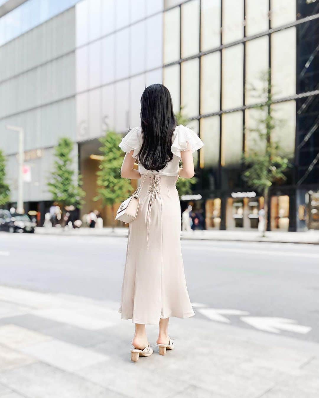 鈴木瞳美さんのインスタグラム写真 - (鈴木瞳美Instagram)「❤︎  私服 𓂃 🪞  ｔｏｐｓ：#dazzlin  ｓｋｉｒｔ：#cocodeal  ｓｈｏｅｓ：#randa  ｂａｇ：#fulra   マーメイドスカートはレースアップになってて 、うしろ姿までかわいいです … ❤︎」9月14日 23時52分 - suzuki_hitomi__