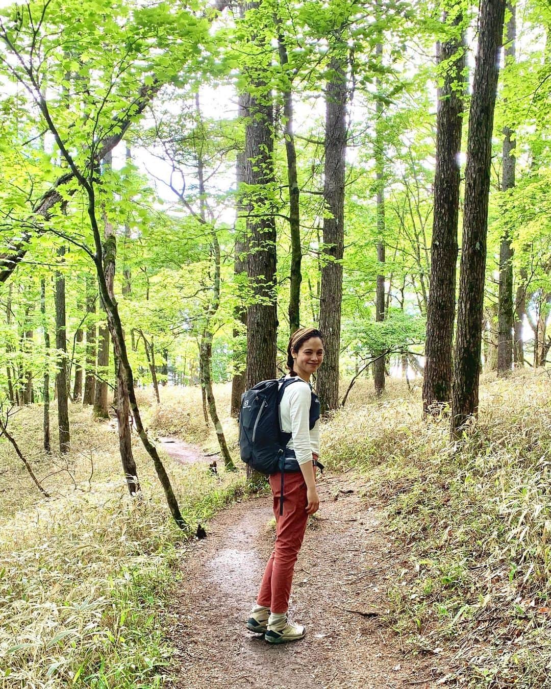 仲川希良のインスタグラム：「明日(あ、今日だ)15日 ラジオに生出演します！ ・ NHKラジオ第1 「武内陶子のごごカフェ」(12:30～15:55) 14時台のカフェトークコーナーです ・ テーマは「山が教えてくれること」 ラジオを通して山に想いを馳せるひと時 ご一緒にいかがでしょう ・ 生放送大丈夫かしら…！ どうぞよろしくお願いいたします🌼 ・ ・ #📻 #⛰ #登山 #トレッキング #ハイキング #山旅 #親子登山 #山が好き」