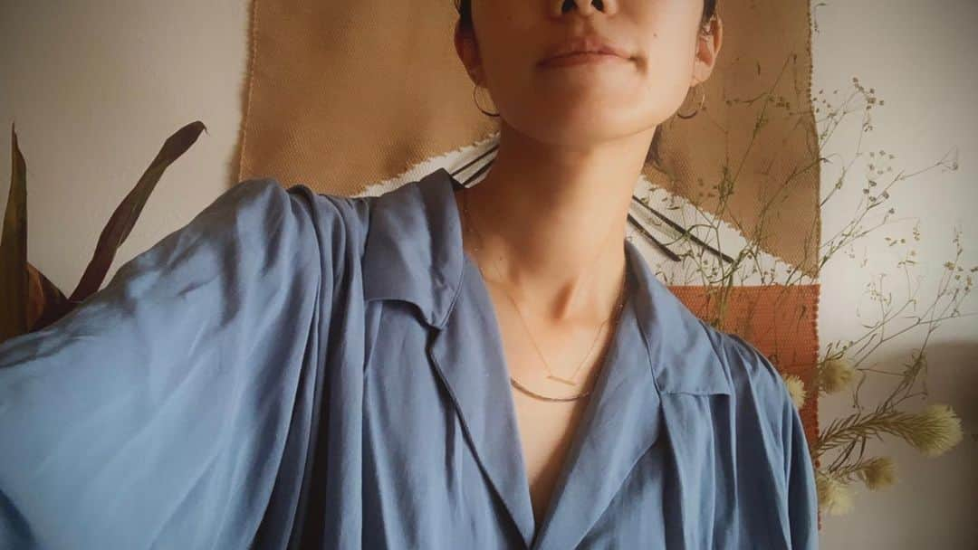 板井麻衣子のインスタグラム：「. なんともうっとりなドレープ感なのですよ❤️ @charritachihiro  . #👚#blouse#blusa#mexico#🇲🇽 #開襟ブラウス」