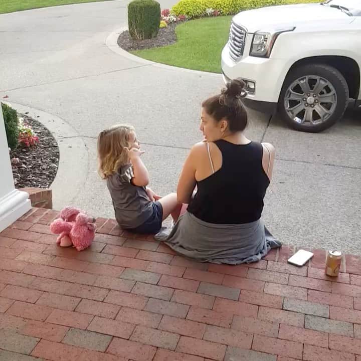 ヒラリー・スコットのインスタグラム：「A little throwback video from this day in 2017. Eisele’s little voice. 🥺 We were newly pregnant with the twins and I remember just wanting to soak up every second with Eisele as things would be much different when her sisters arrived. Also, from the mouth of babes—this is what our world needs more of. ❤️」