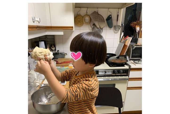 安田美沙子さんのインスタグラム写真 - (安田美沙子Instagram)「深夜の更新。何してるのって方はストーリー見てください。すこーしだけ白を☺️  昨日、息子と焼いたクロワッサン🥐 発酵バター使いました！ 途中まで順調だったのに。。 寝かしつけで寝落ちするという不覚。  朝6時に起きて、冷蔵庫に入れたままの生地を必死で麺棒で伸ばしたけど、少し硬くなり、破れてしまった😭  成形が難しくて、失敗しました(言い訳) でも、味はサイコーに美味しかった❤️  ひとつ、何カロリーあるんだ？ まぁ食べる時は食べよう😏 グルテンも、バターも🧈  近いうちにリベンジや！！  #ケーキクーラー #器　@four_o_five_405  #クロワッサン　#パン #今日も焼いた　#初体験 #またつくろ　#みさこクッキング #fourofive #bread #butter #leica #ease」9月15日 0時27分 - yasuda_misako